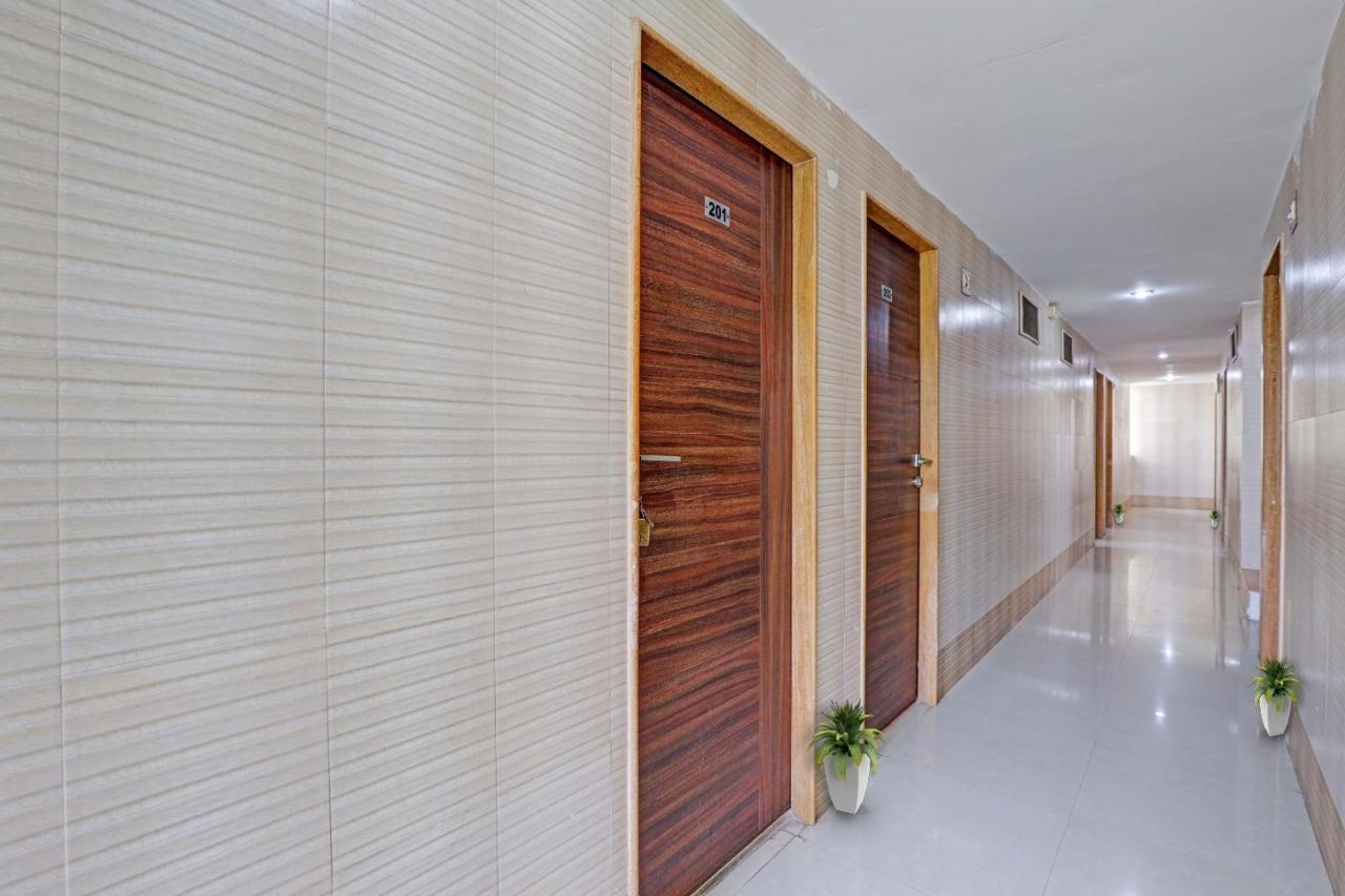 Oyo Flagship 80463 Hotel Mini Palace Vadodara Ngoại thất bức ảnh
