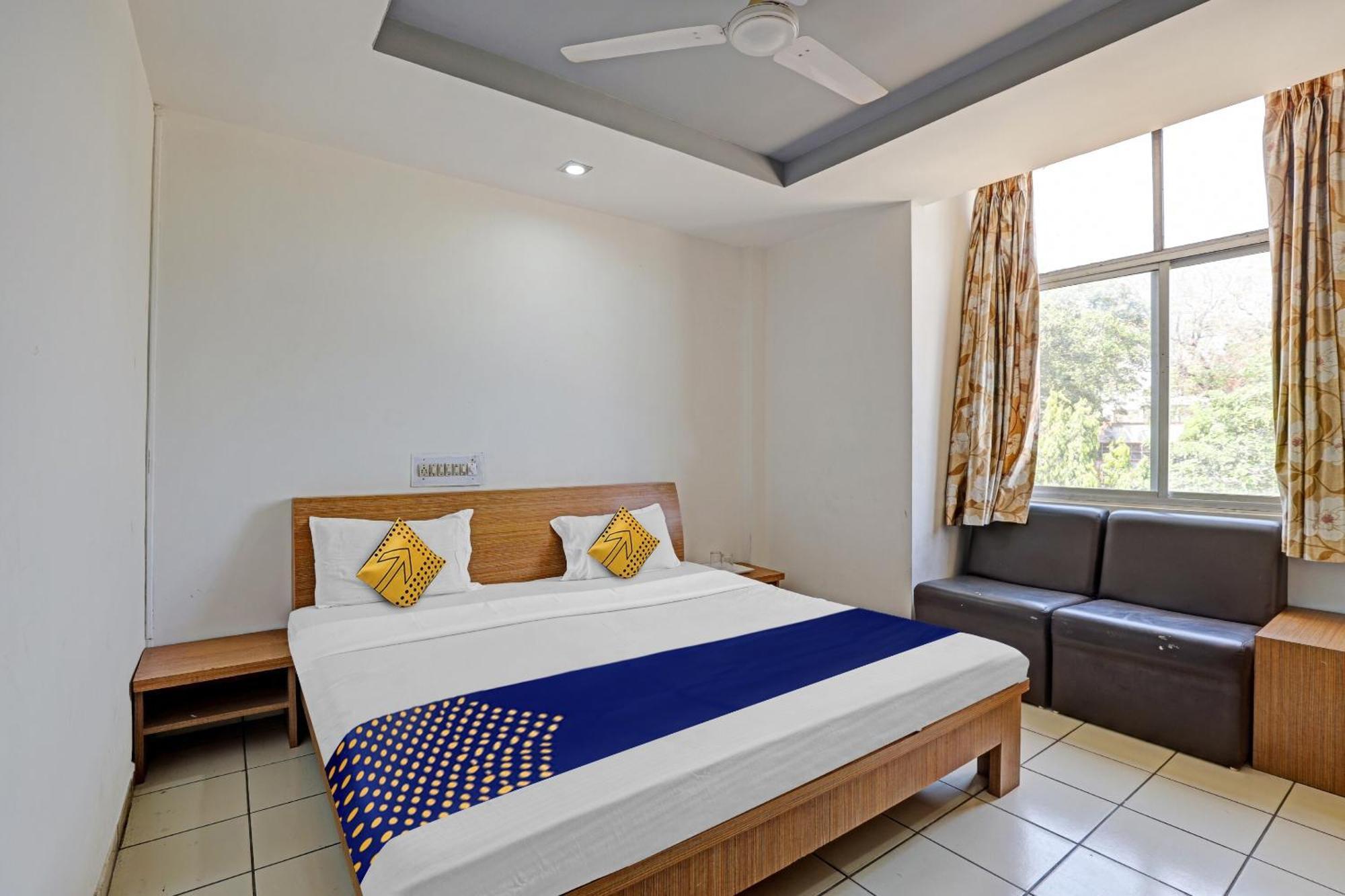 Oyo Flagship 80463 Hotel Mini Palace Vadodara Ngoại thất bức ảnh