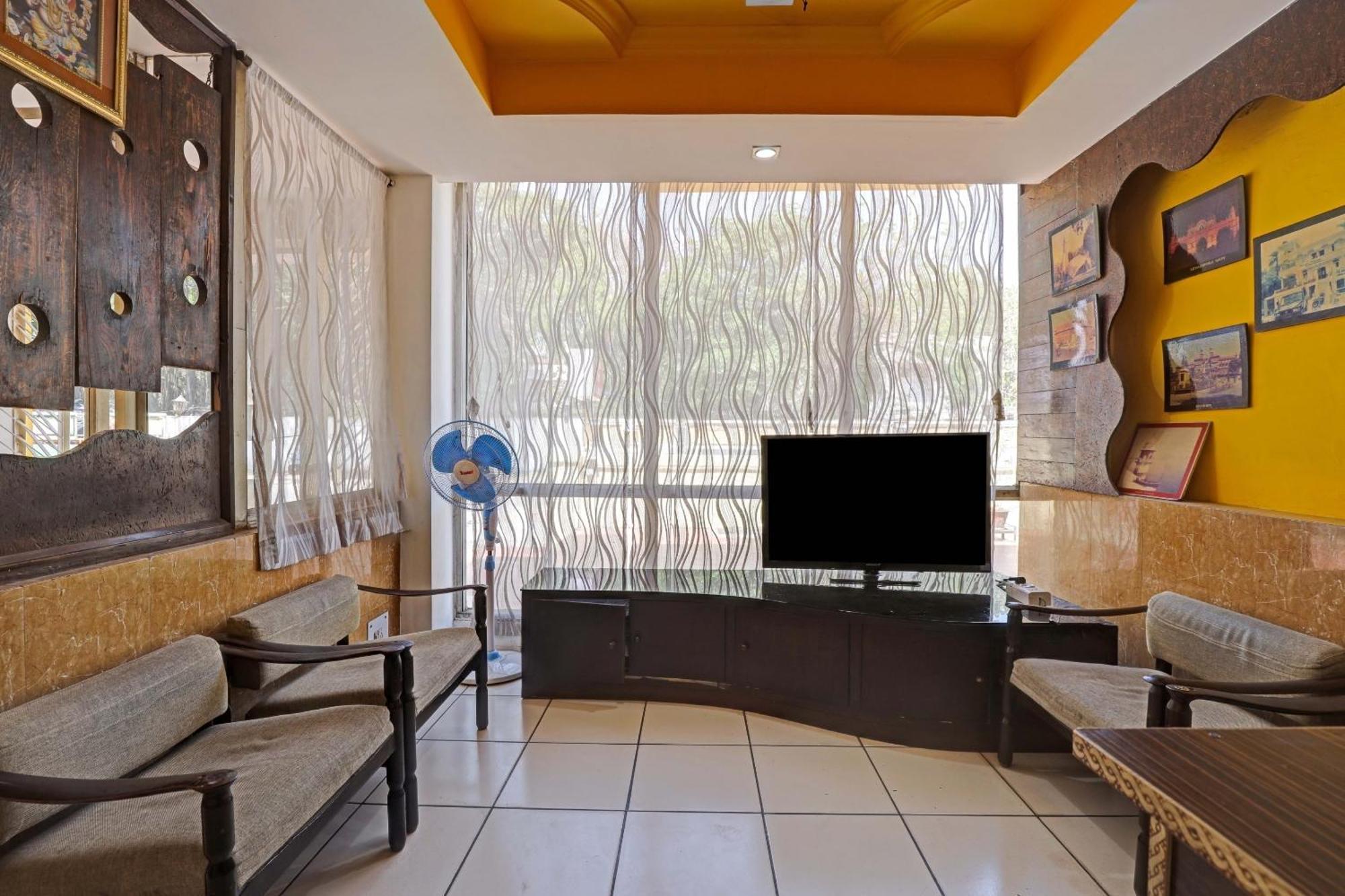 Oyo Flagship 80463 Hotel Mini Palace Vadodara Ngoại thất bức ảnh